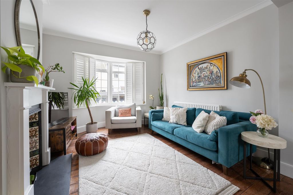 Property photo 2 of 35 Cowley Road, E11