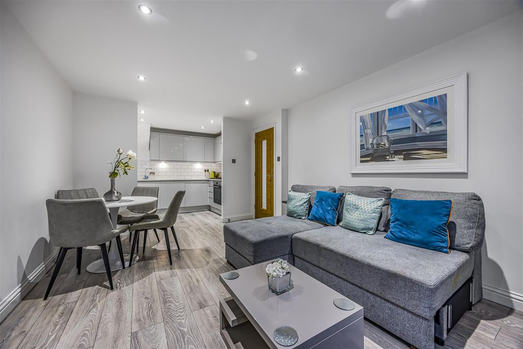 Property photo 3 of 20 5 Clearwater Apartments, South Parade, Southsea-Po