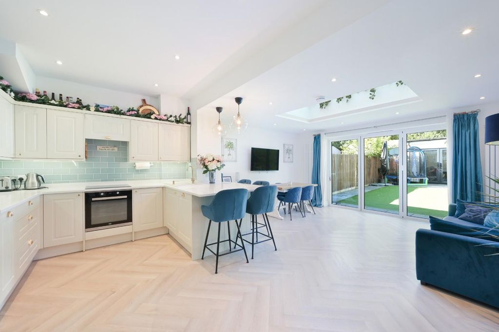 Property photo 2 of 16 Stoneleigh Avenue  (11).Jpg