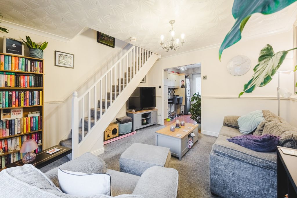 Property photo 2 of 14 5900272