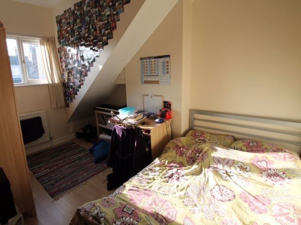 Property photo 3 of 7 Bright Double Bedroom Featuring A Comfortable Bed ...