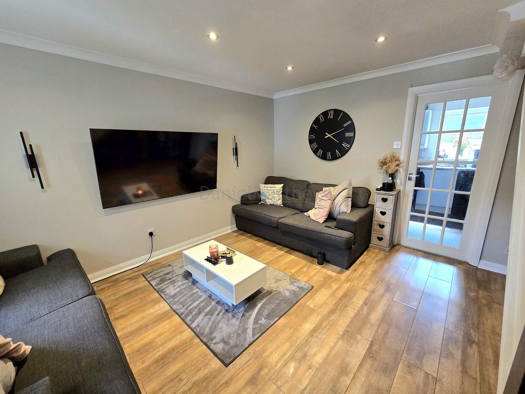 Property photo 2 of 15 Lounge