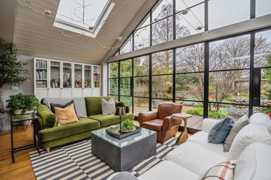 Property photo 2 of 12 Seating Area