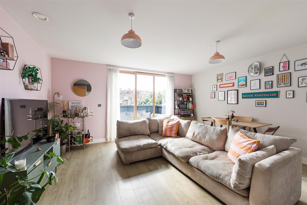 Property photo 2 of 32 Howard Road, E17