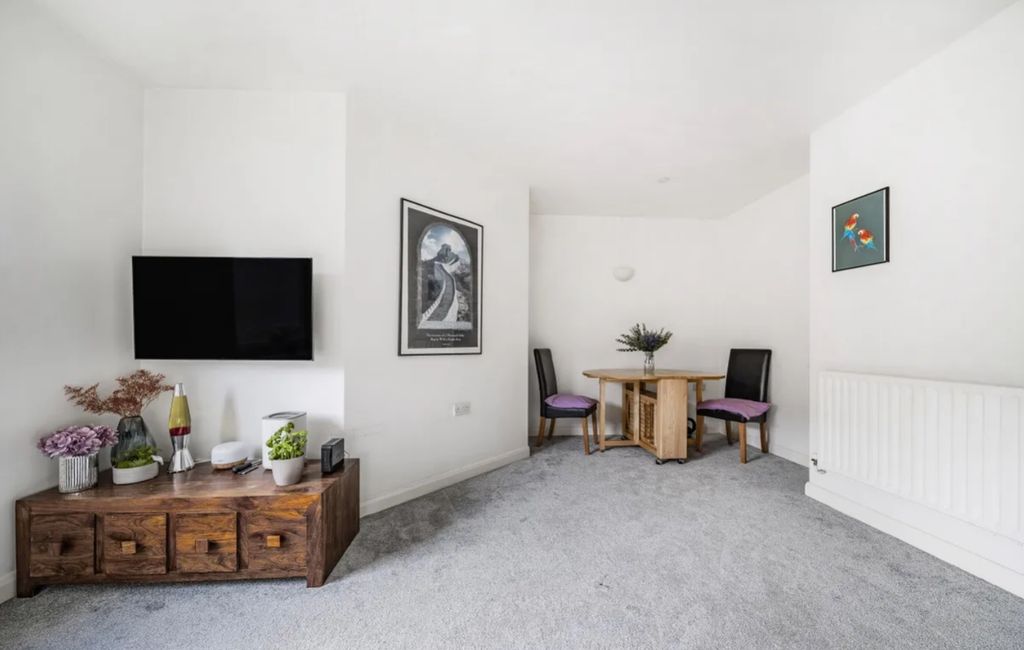 Property photo 2 of 9 lv Rm