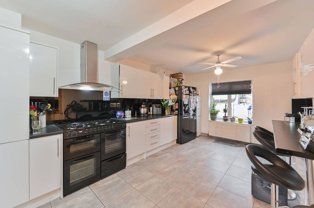 Property photo 3 of 27