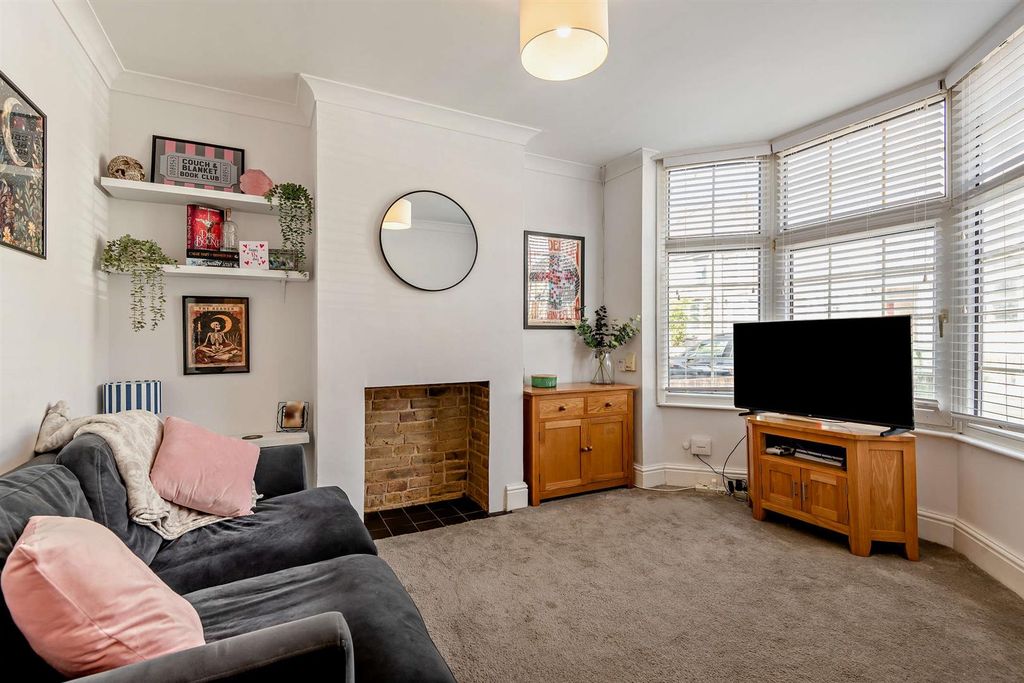 Property photo 2 of 16 8697096-Interior03-800.Jpg