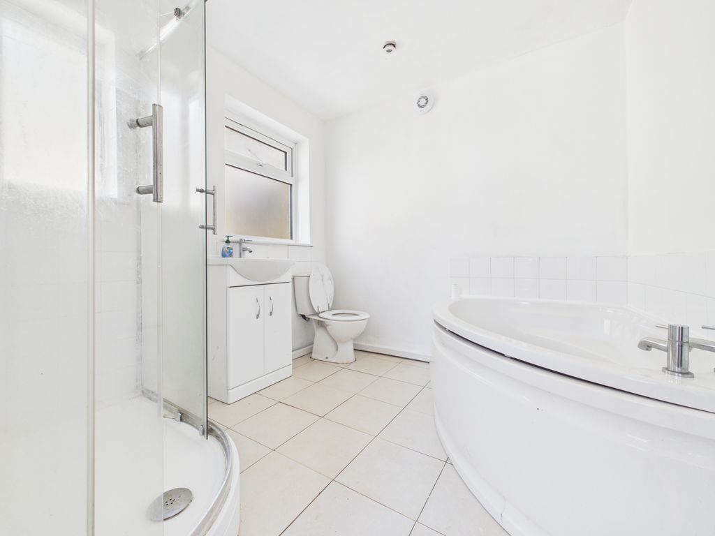 Property photo 3 of 11 Bathroom