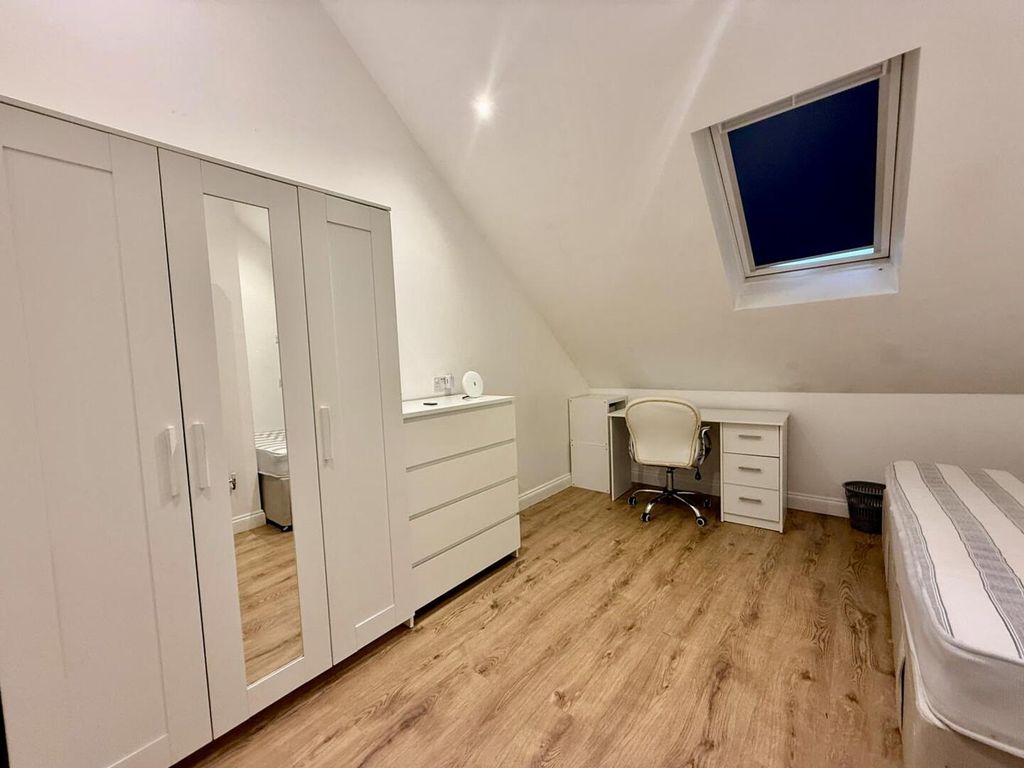 Property photo 3 of 8 Bedroom