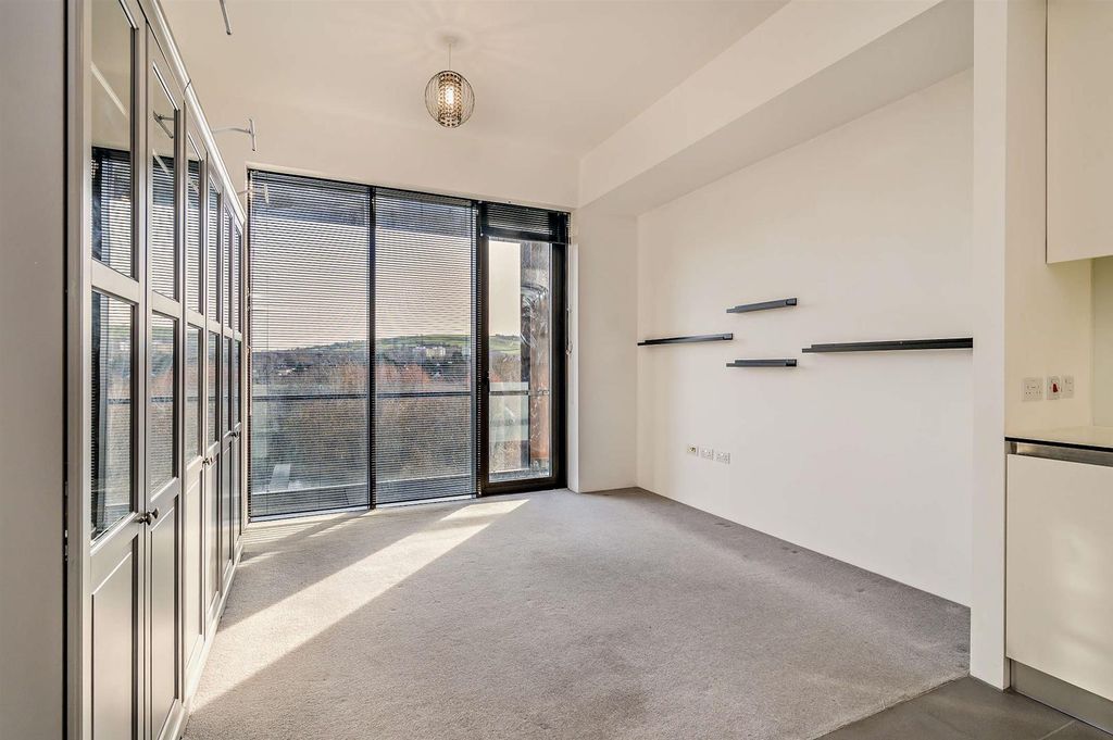 Property photo 3 of 11 8674194-Interior02-800.Jpg