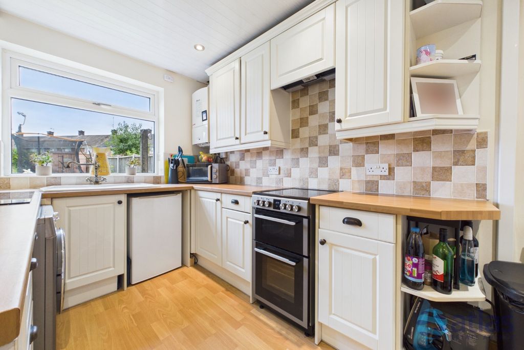 Property photo 2 of 19 Kitchen