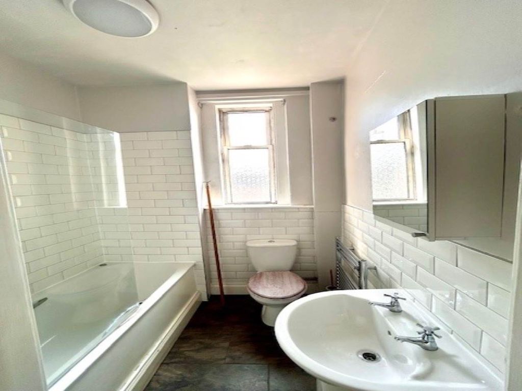 Property photo 3 of 6 Bahroom