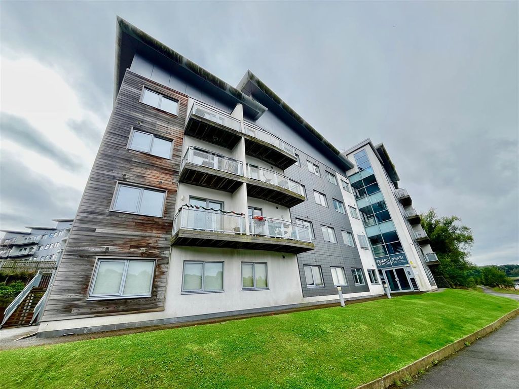 Property photo 2 of 8 External