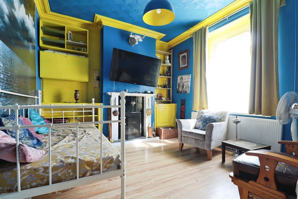 Property photo 3 of 17