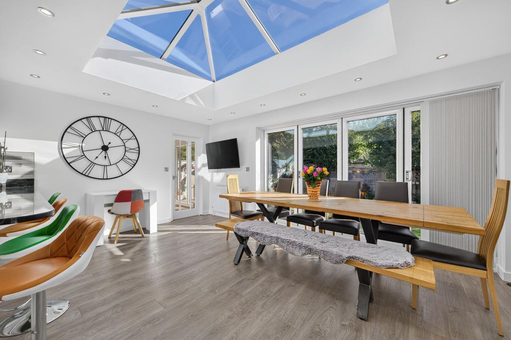 Property photo 3 of 25 Conservatory