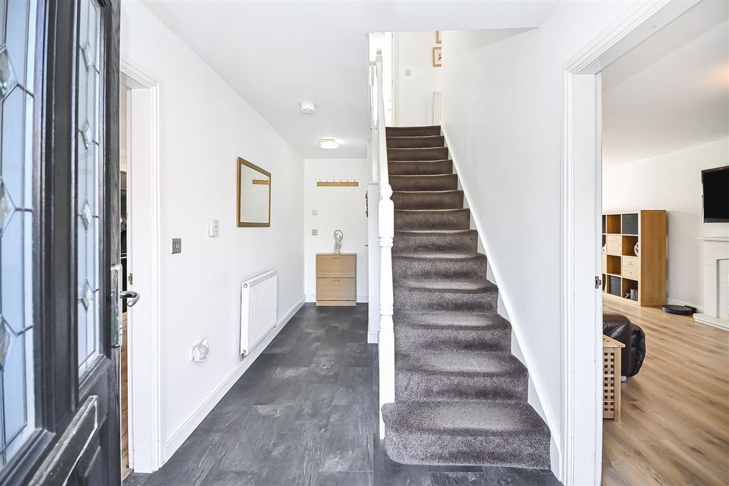 Property photo 2 of 27 9 Spires Croft Entrance.Jpg