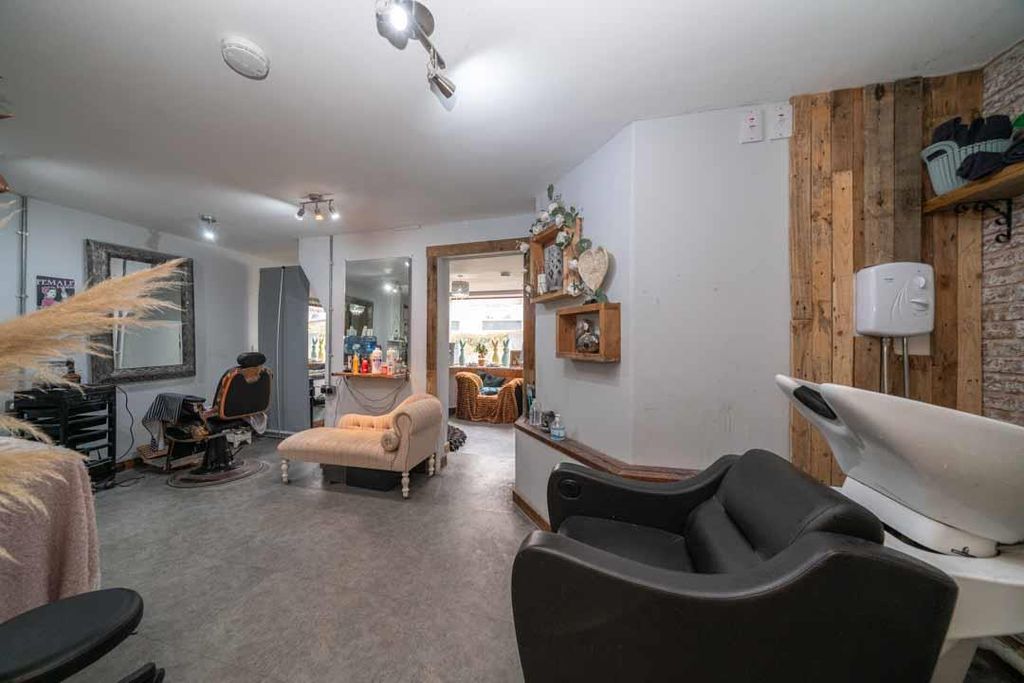 Property photo 3 of 11 52-Queensway-01370.Jpg