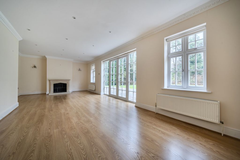 Property photo 2 of 21 Woodhall Lane