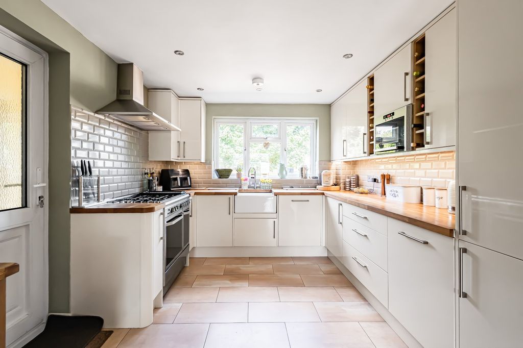 Property photo 3 of 17 Kitchen