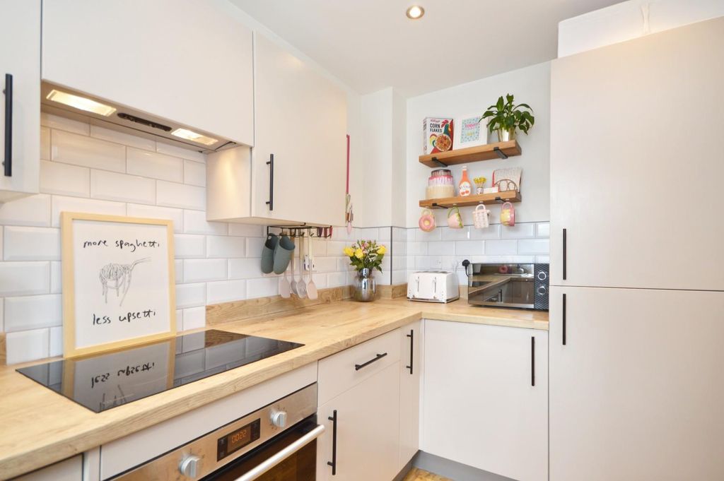 Property photo 3 of 18 Kitchen