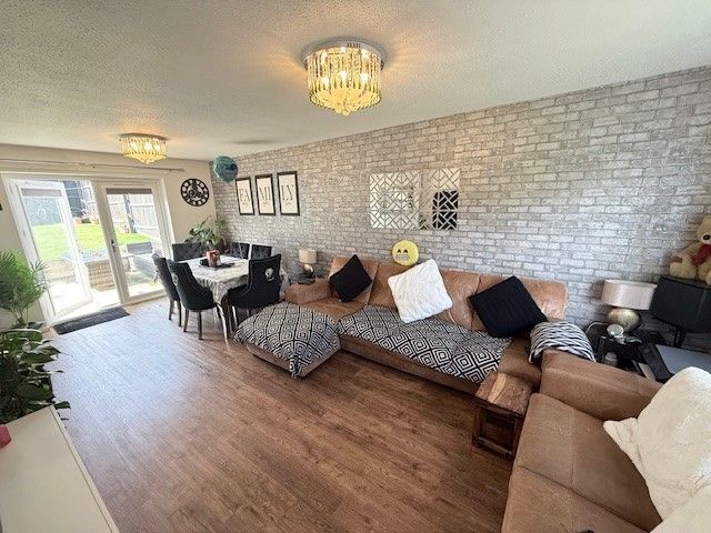 Property photo 2 of 11 Montague Crescent