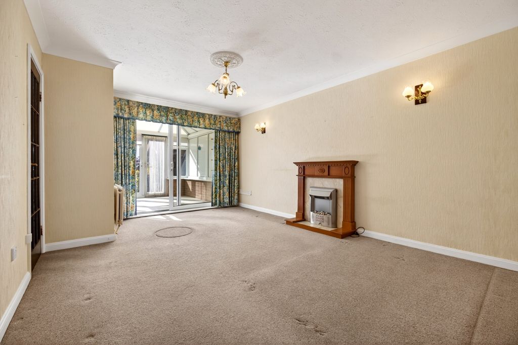 Property photo 2 of 9 Living Dining Room (2)