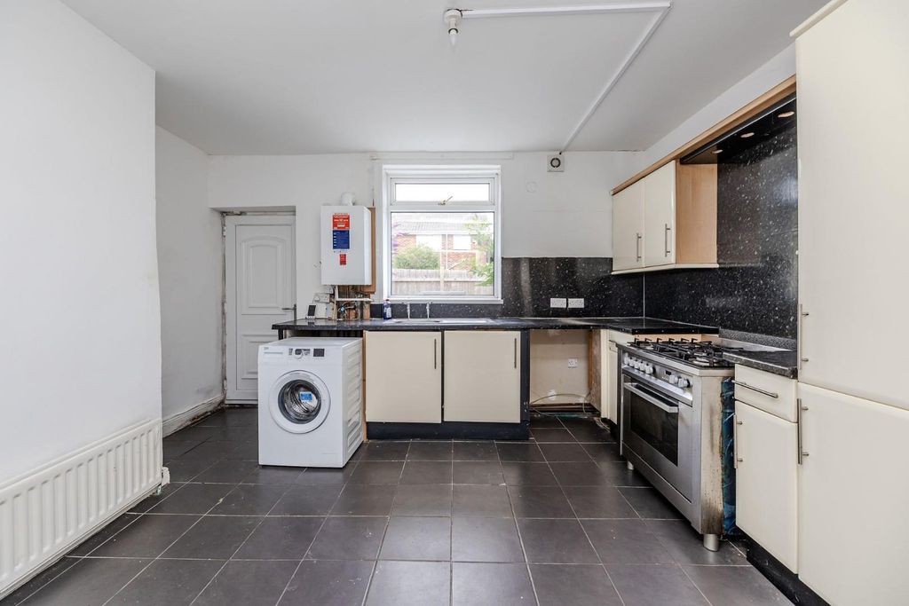 Property photo 2 of 11 Kitchen.Jpg