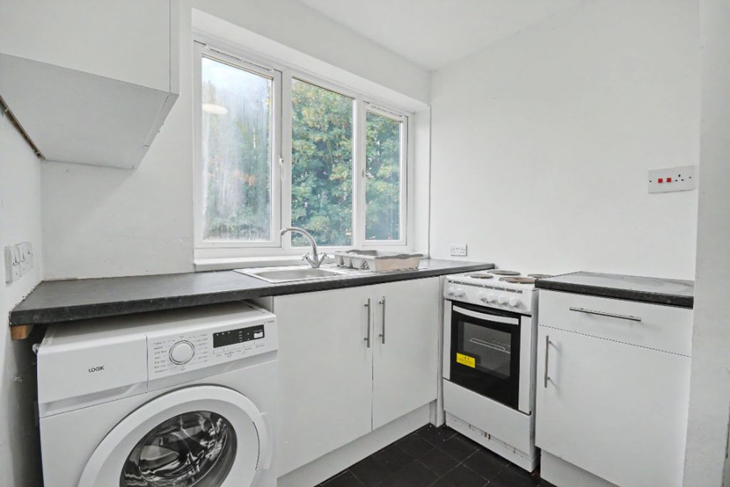 Property photo 3 of 9 Kitchen