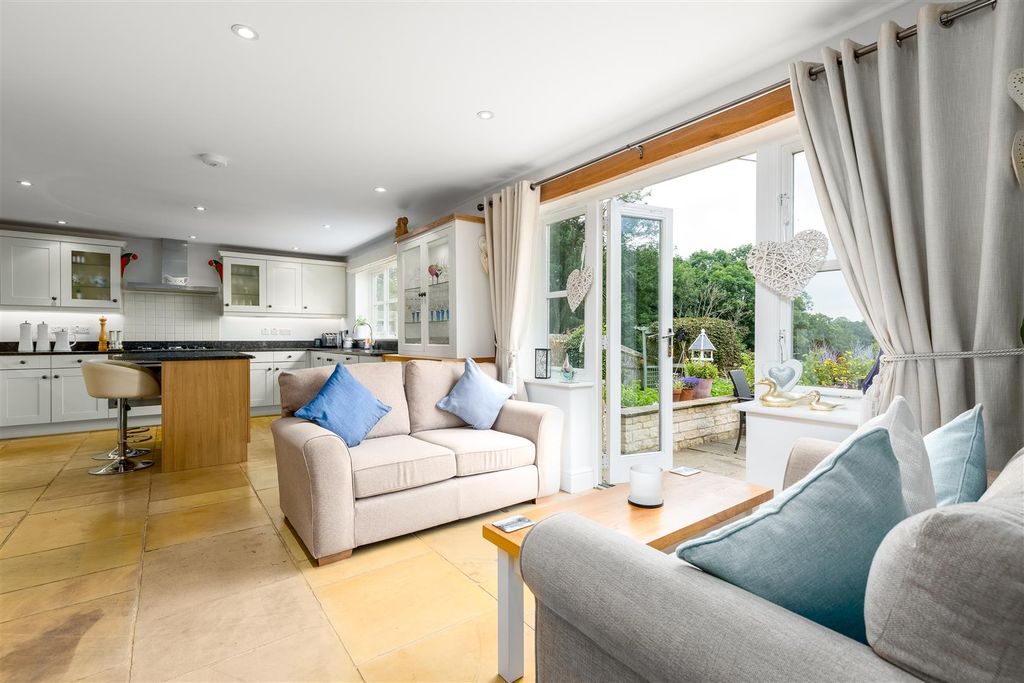 Property photo 3 of 19 A Fab, Bright & Airy Kitchen