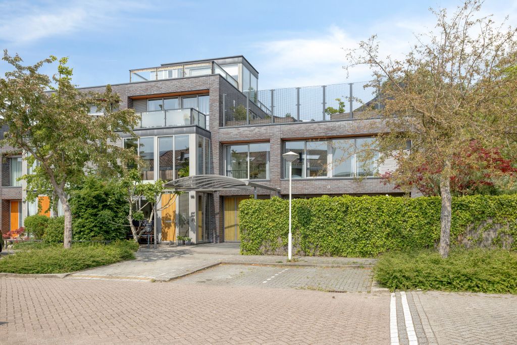 Property photo 2 of 75