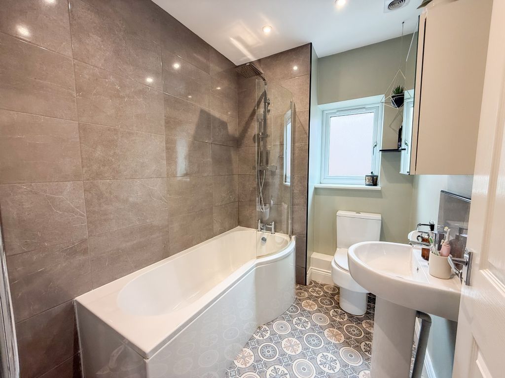 Property photo 3 of 20 Bathroom