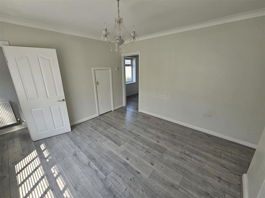 Property photo 3 of 13 Lounge
