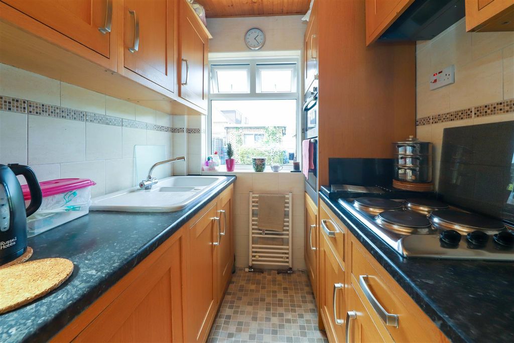 Property photo 3 of 10 Kitchen
