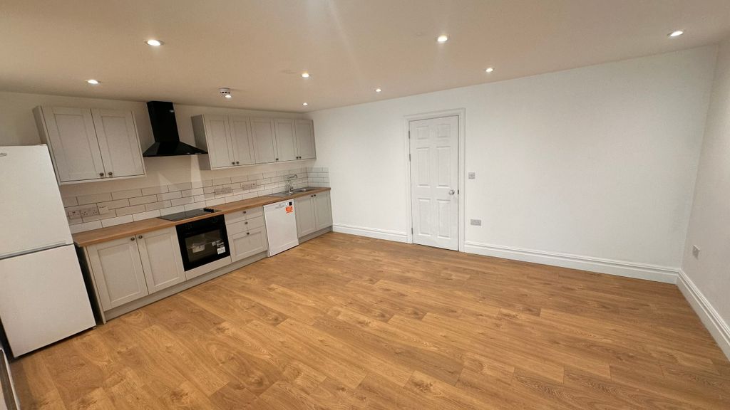 Property photo 2 of 8 Living Room/Kitchen