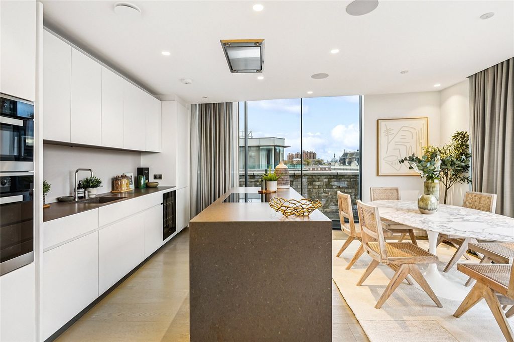 Property photo 3 of 15 Kitchen/Dining Room