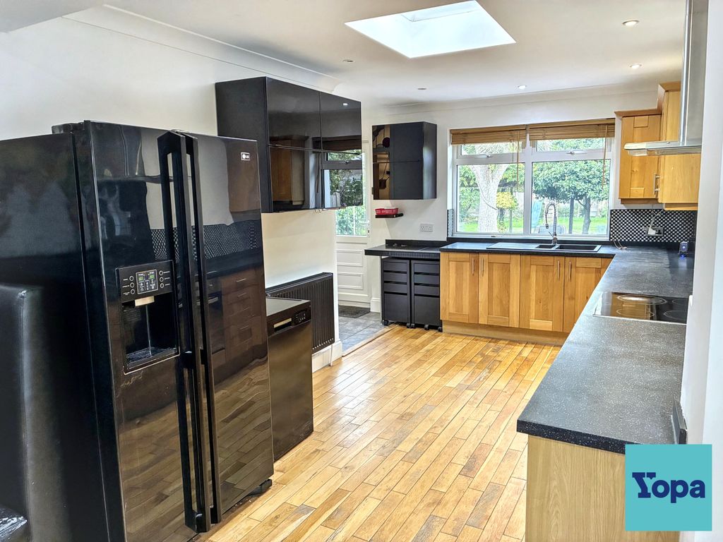 Property photo 3 of 22 Fully Fitted Kitchen