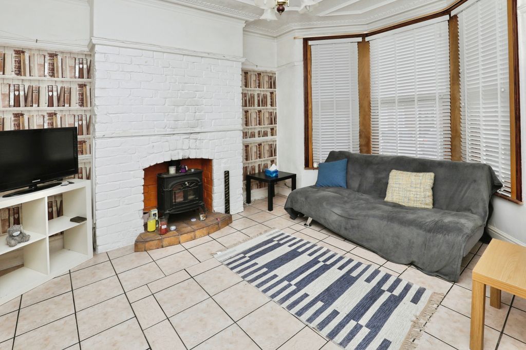 Property photo 3 of 13 Lounge