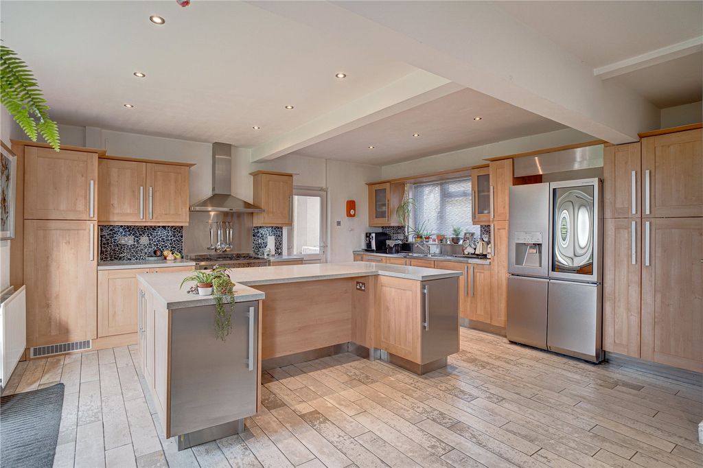 Property photo 3 of 19 Kitchen