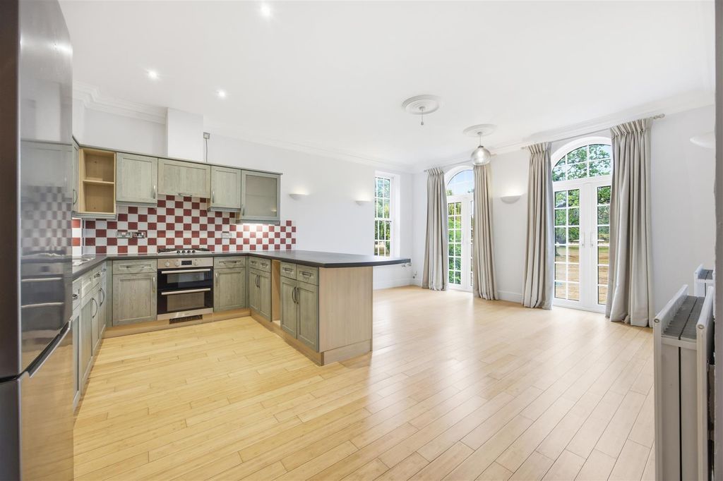 Property photo 2 of 23