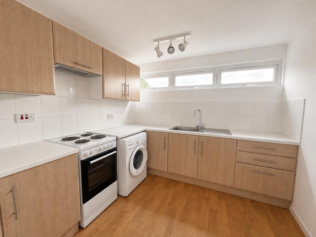 Property photo 3 of 11 Kitchen