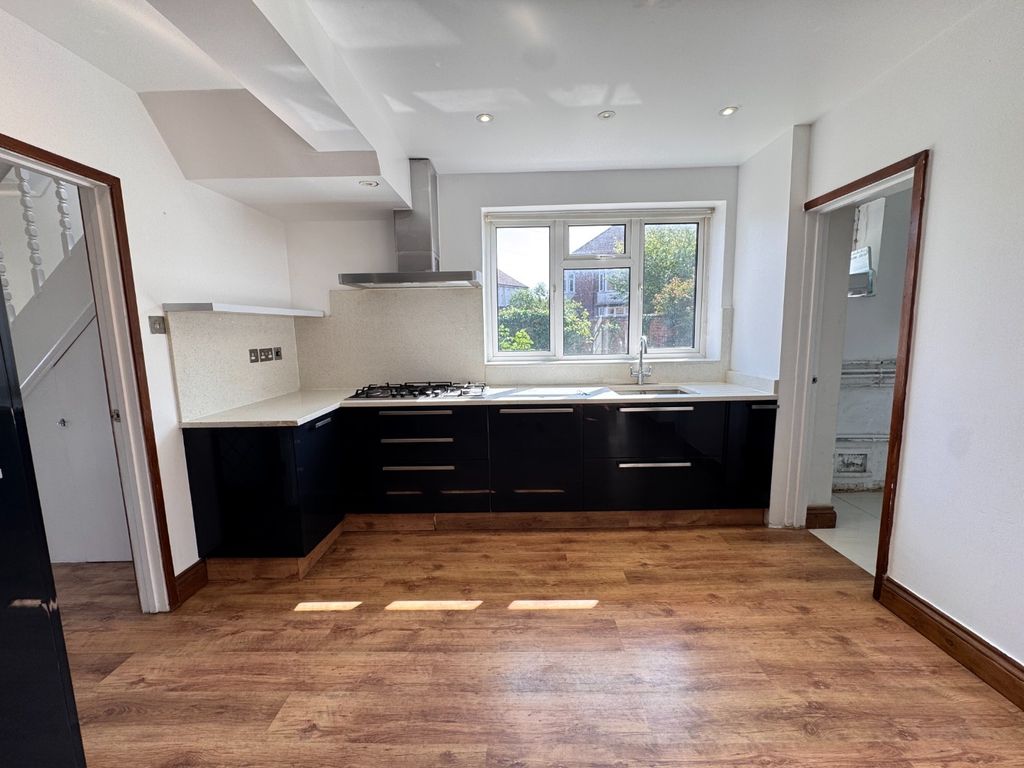 Property photo 3 of 16 4190153
