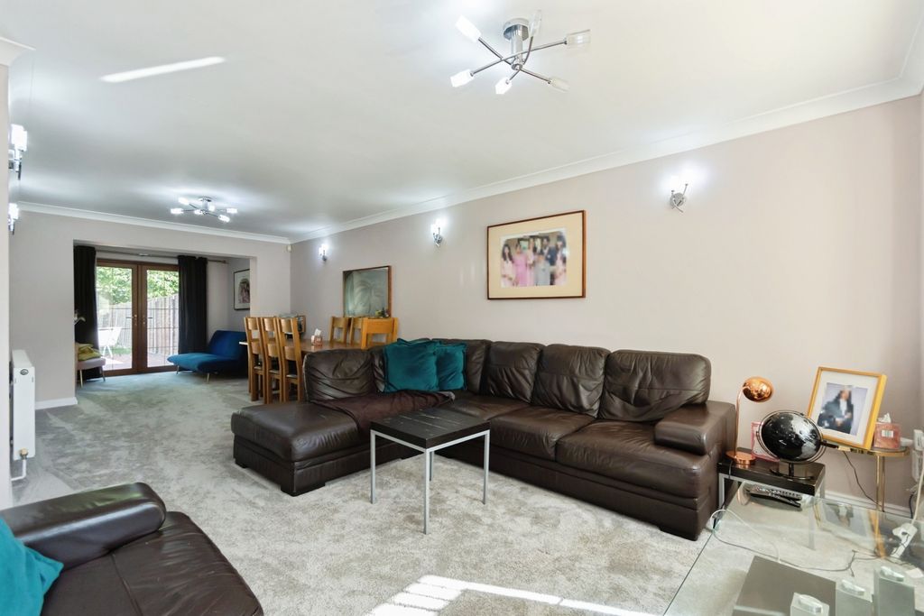 Property photo 3 of 18 Living Room