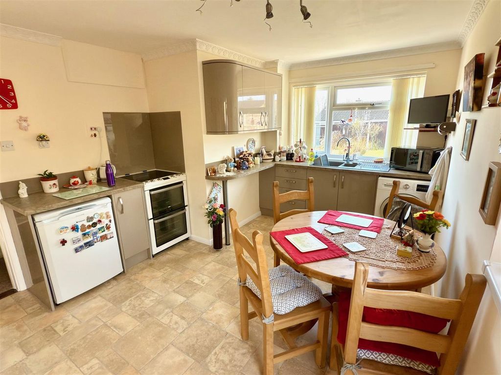 Property photo 3 of 9 Kitchen Diner.Jpg