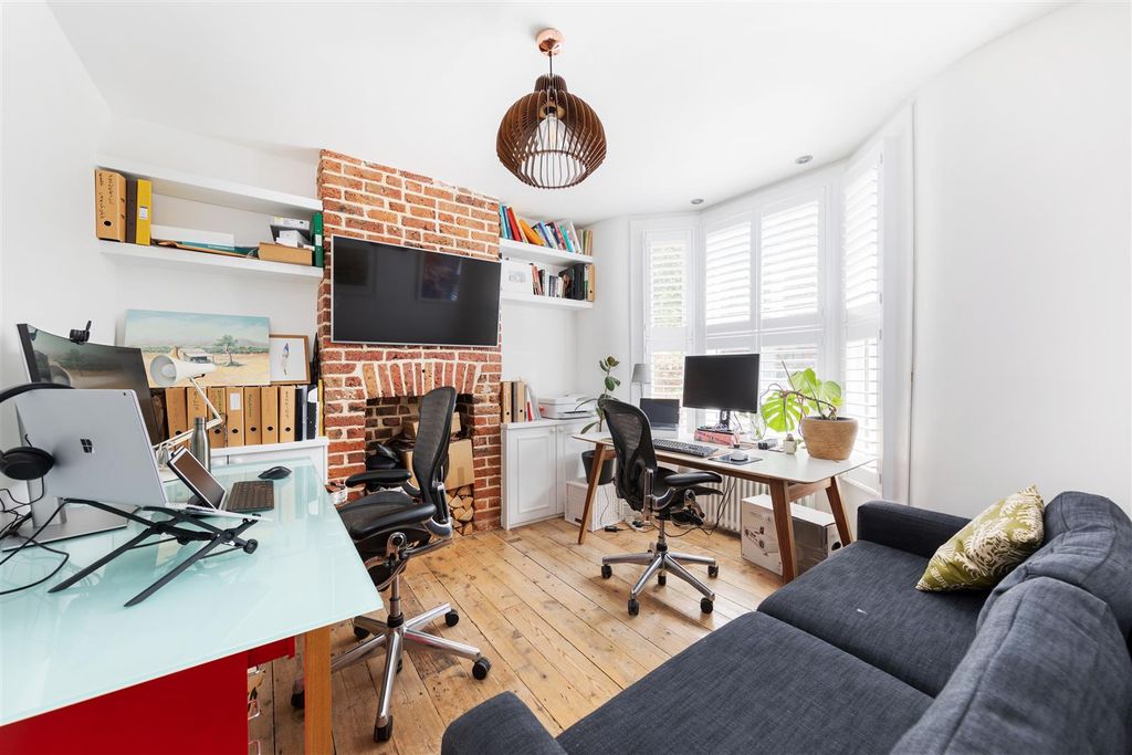 Property photo 2 of 20 Queens Road, E17