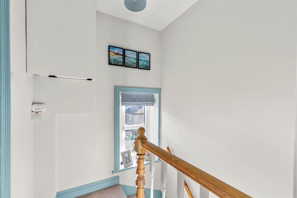 Property photo 3 of 19 Landing.Jpg