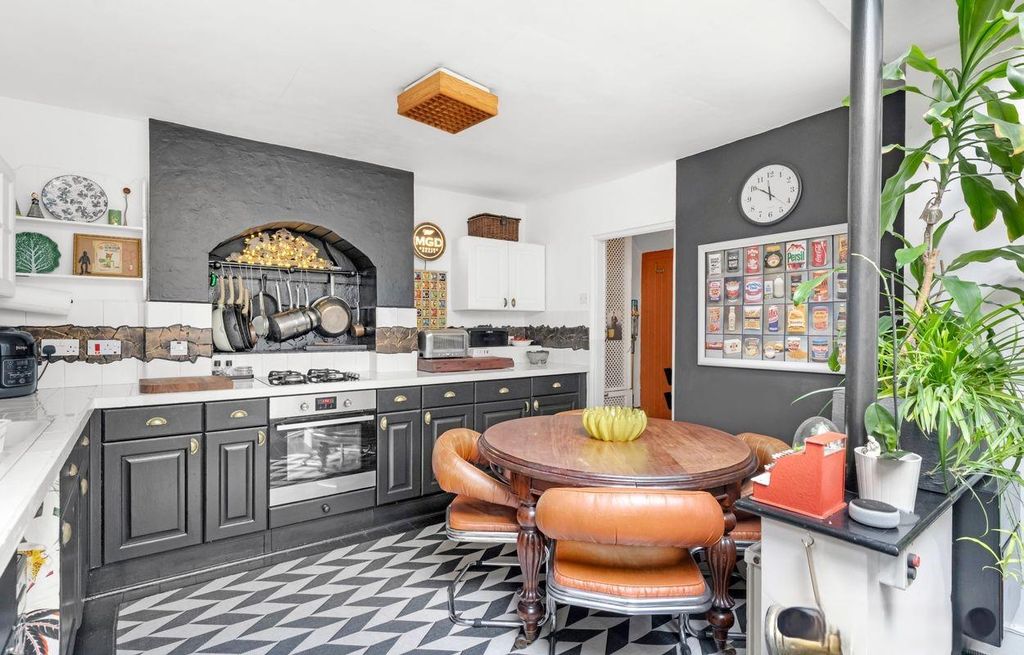 Property photo 3 of 36