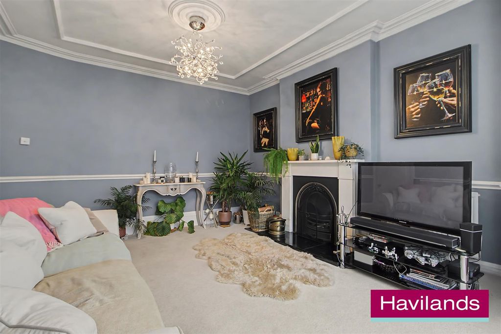 Property photo 3 of 12 Oakfield Road N14 6Lu-7.Jpg