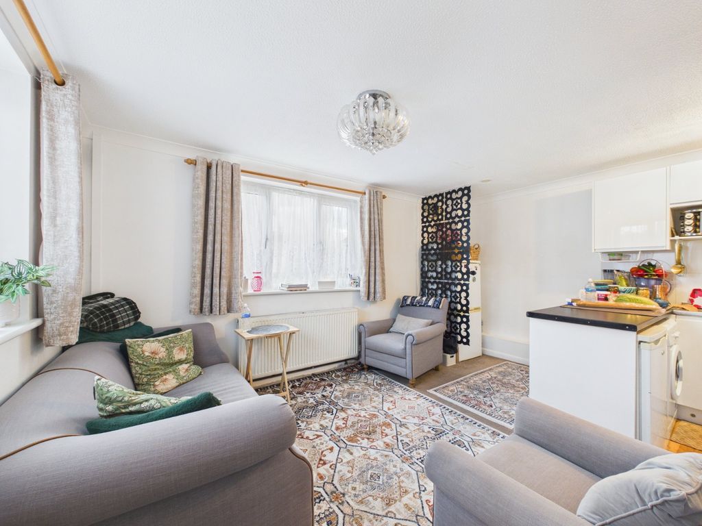 Property photo 3 of 6 Lounge