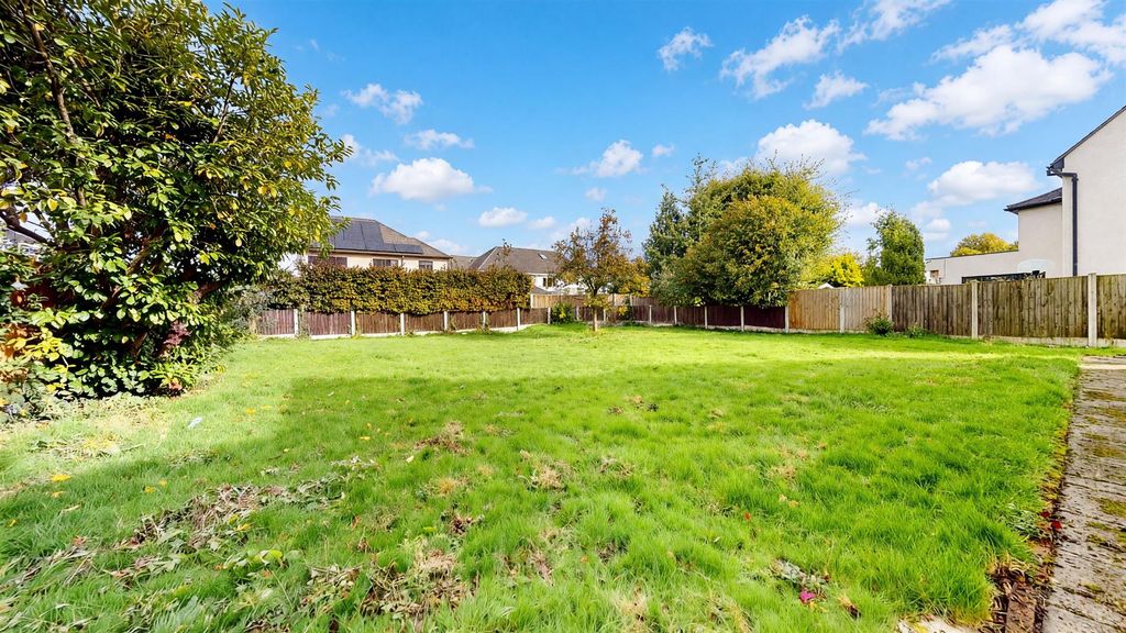 Property photo 2 of 32 Springfield Lane Rear Garden
