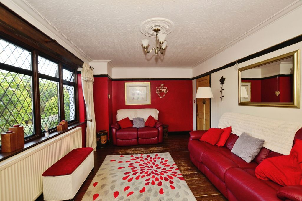 Property photo 3 of 20 Lounge